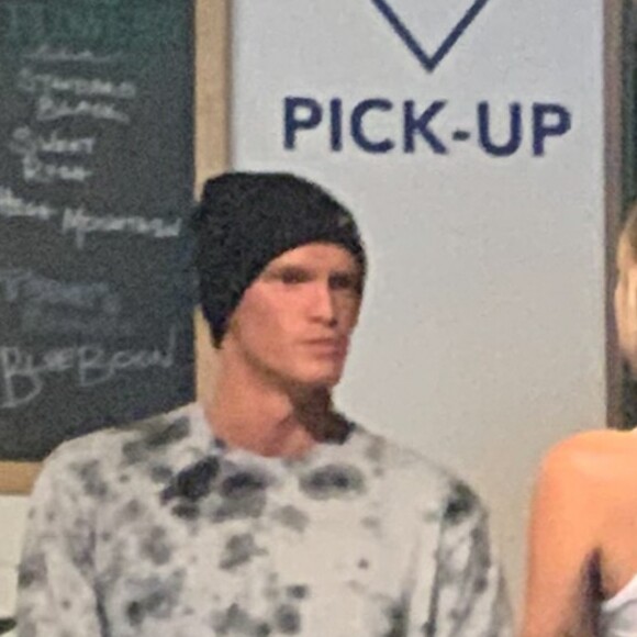 Exclusif - Miley Cyrus et Cody Simpson dînent au restaurant Backyard Bowls de Los Angeles, le 4 octobre 2019. En attendant leur commande Miley et Cody s'embrassent près du comptoir. Miley Cyrus et Cody Simpson sont amis depuis des années, mais leur relation amicale semble évoluer depuis la séparation de la chanteuse avec L.Hemsworth. Cody collectionne les ex-célèbres, en 2014 quand il s'est lié d'amitié avec Miley, il sortait avec G.Hadid. Dans une interview accordé à GQ il revenait sur sa relation avec Miley " Miley est l'une de mes meilleures amies et elle m'aide à avancer dans ma vie personnelle. " A l'époque ils travaillaient également sur un projet musical. Miley, en instance de divorce avec L.Hemsworth collectionne les aventures. Elle qui semblait inséparable de K.Carter passe aujourd'hui son temps avec Cody Simpson.