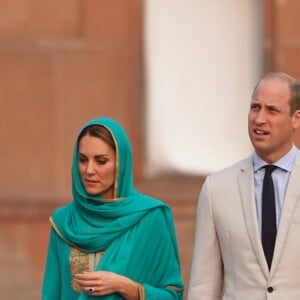 Le prince William, duc de Cambridge, et Catherine (Kate) Middleton, duchesse de Cambridge visitent la Mosquée Badshahi à Lahore au Pakistan , le 17 octobre 2019.