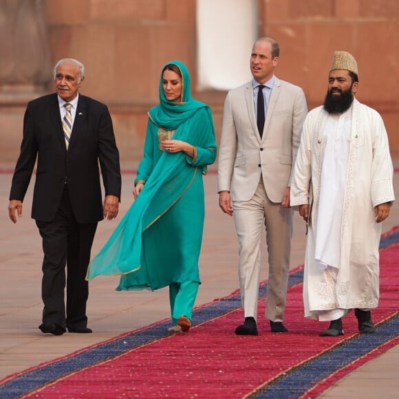 Le prince William, duc de Cambridge, et Catherine (Kate) Middleton, duchesse de Cambridge visitent la Mosquée Badshahi à Lahore au Pakistan , le 17 octobre 2019.