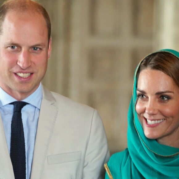 Le prince William, duc de Cambridge, et Catherine (Kate) Middleton, duchesse de Cambridge visitent la Mosquée Badshahi à Lahore au Pakistan , le 17 octobre 2019.