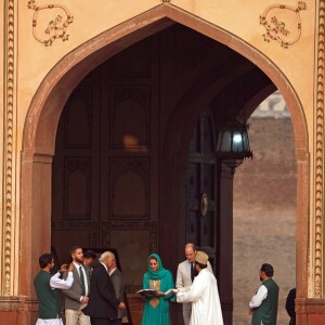 Le prince William, duc de Cambridge, et Catherine (Kate) Middleton, duchesse de Cambridge visitent la Mosquée Badshahi à Lahore au Pakistan , le 17 octobre 2019.