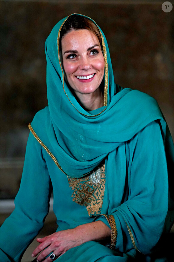 Catherine (Kate) Middleton, duchesse de Cambridge visite la Mosquée Badshahi à Lahore au Pakistan , le 17 octobre 2019.