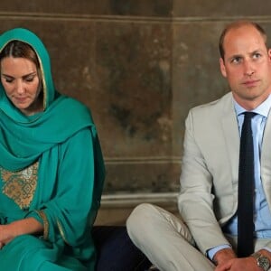 Le prince William, duc de Cambridge, et Catherine (Kate) Middleton, duchesse de Cambridge visitent la Mosquée Badshahi à Lahore au Pakistan , le 17 octobre 2019.