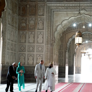 Le prince William, duc de Cambridge, et Catherine (Kate) Middleton, duchesse de Cambridge visitent la Mosquée Badshahi à Lahore au Pakistan , le 17 octobre 2019.