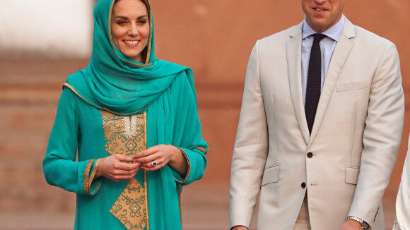 Kate Middleton en chaussettes, mais souveraine, pour visiter la mosquée Badshahi
