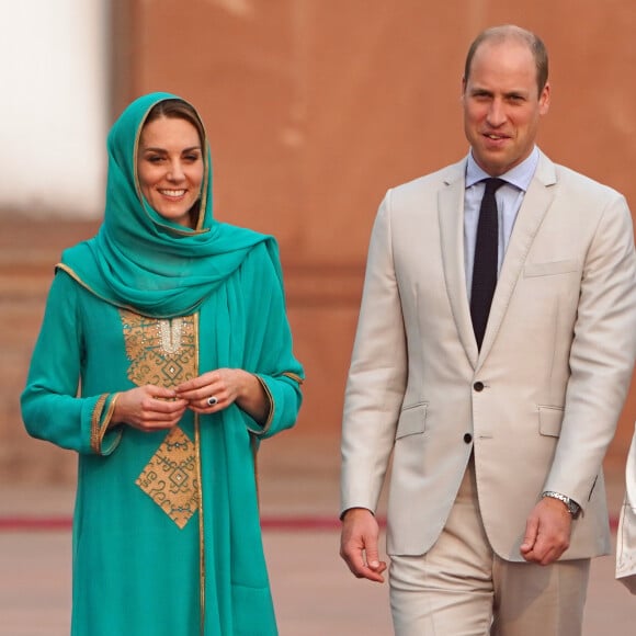 Le prince William, duc de Cambridge, et Catherine (Kate) Middleton, duchesse de Cambridge visitent la Mosquée Badshahi à Lahore au Pakistan , le 17 octobre 2019.