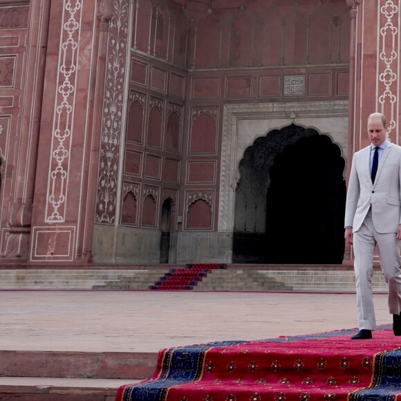 Le prince William, duc de Cambridge, et Catherine (Kate) Middleton, duchesse de Cambridge visitent la Mosquée Badshahi à Lahore au Pakistan , le 17 octobre 2019.