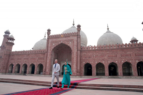 Le prince William, duc de Cambridge, et Catherine (Kate) Middleton, duchesse de Cambridge visitent la Mosquée Badshahi à Lahore au Pakistan , le 17 octobre 2019.