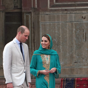 Le prince William, duc de Cambridge, et Catherine (Kate) Middleton, duchesse de Cambridge visitent la Mosquée Badshahi à Lahore au Pakistan , le 17 octobre 2019.