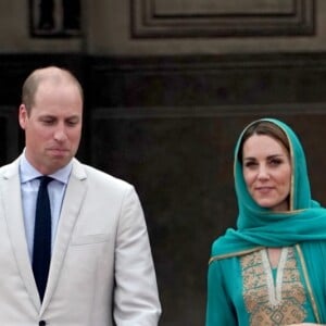 Le prince William, duc de Cambridge, et Catherine (Kate) Middleton, duchesse de Cambridge visitent la Mosquée Badshahi à Lahore au Pakistan , le 17 octobre 2019.