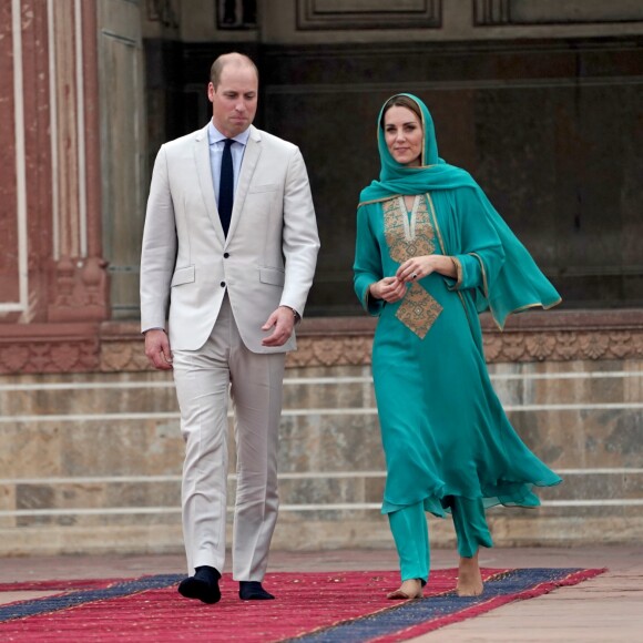 Le prince William, duc de Cambridge, et Catherine (Kate) Middleton, duchesse de Cambridge visitent la Mosquée Badshahi à Lahore au Pakistan , le 17 octobre 2019.