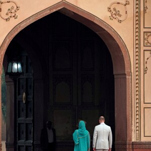 Le prince William, duc de Cambridge, et Catherine (Kate) Middleton, duchesse de Cambridge visitent la Mosquée Badshahi à Lahore au Pakistan , le 17 octobre 2019.