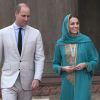 Le prince William, duc de Cambridge, et Catherine (Kate) Middleton, duchesse de Cambridge visitent la Mosquée Badshahi à Lahore au Pakistan , le 17 octobre 2019.