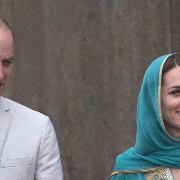 Le prince William, duc de Cambridge, et Catherine (Kate) Middleton, duchesse de Cambridge visitent la Mosquée Badshahi à Lahore au Pakistan , le 17 octobre 2019.