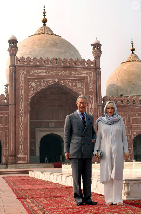Le prince Charles et son épouse Camilla à la mosquée Badshami, au Pakistan, en 2006. 