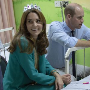 Le prince William, duc de Cambridge, et Catherine Kate Middleton, duchesse de Cambridge, au chevet d'un enfant de 7 ans malade du cancer à l'hôpital Shaukat Khanum Memorial à Lahore, Pakistan le 17 octobre 2019.