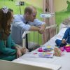 Le prince William, duc de Cambridge, et Catherine Kate Middleton, duchesse de Cambridge, au chevet d'un enfant de 7 ans malade du cancer à l'hôpital Shaukat Khanum Memorial à Lahore, Pakistan le 17 octobre 2019.