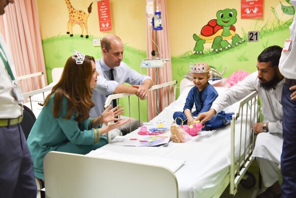 Kate Middleton et le prince William à l'hôpital Shaukat Khanum Memorial à Lahore, au Pakistan, le 17 octobre 2019.