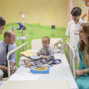 Kate Middleton et le prince William à l'hôpital Shaukat Khanum Memorial à Lahore, au Pakistan, le 17 octobre 2019.