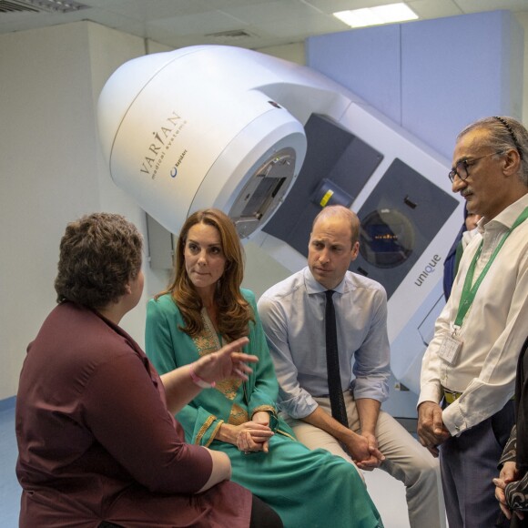 Kate Middleton et le prince William à l'hôpital Shaukat Khanum Memorial à Lahore, au Pakistan, le 17 octobre 2019.