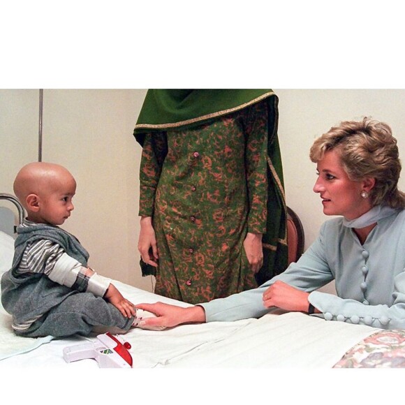 La princesse Diana au Shaukat Khanum Memorial Cancer Hospital de Lahore, au Pakistan, en 1996.