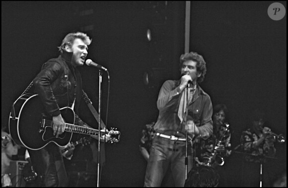 Johnny Hallyday en duo avec Eddy Mitchell sur la scène de l'Olympia le 15 décembre 1980.