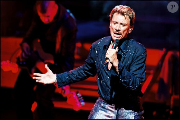 Exclusif - Johnny Hallyday sur scène en concert à l'Olympia à Paris en août 2000.