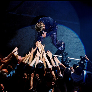 Exclusif - Johnny Hallyday sur scène salue son public en concert à l'Olympia à Paris en août 2000.