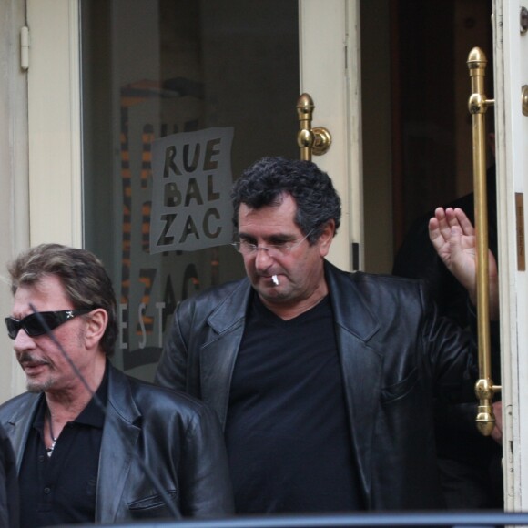 Archives - Johnny Hallyday, Michel Jankielewicz à la sortie du restaurant "Rue Balzac". Le 29 octobre 2008
