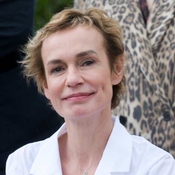 Sandrine Bonnaire - Inauguration d'un banc en hommage à A. Varda et J. Demy sur le Méridien de l'Amour, le long de la promenade Marcel Proust à Cabourg lors du 33ème Festival du Film Romantique de Cabourg, le 15 juin 2019. © Giancarlo Gorassini/Bestimage