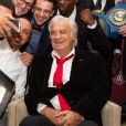 Jean-Paul Belmondo à Bruxelles pour recevoir un Gant d'Or d'Honneur lors de la cérémonie des Gants d'Or le 18 octobre 2019. De nombreux champions sont venu honorer l'acteur. Jean-Paul Belmondo reste souriant malgré une blessure à la jambe droite qui est plâtrée.