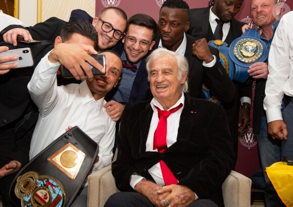 Jean-Paul Belmondo à Bruxelles pour recevoir un Gant d'Or d'Honneur lors de la cérémonie des Gants d'Or le 18 octobre 2019. De nombreux champions sont venu honorer l'acteur. Jean-Paul Belmondo reste souriant malgré une blessure à la jambe droite qui est plâtrée.