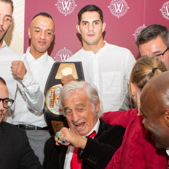 Jean-Paul Belmondo reçoit un Gant d'Or d'Honneur lors de la cérémonie des Gants d'Or à Bruxelles le 18 octobre 2019. De nombreux champions sont venu honorer l'acteur. Jean-Paul Belmondo reste souriant malgré une blessure à la jambe droite qui est plâtrée.