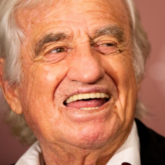 Jean-Paul Belmondo reçoit un Gant d'Or d'Honneur lors de la cérémonie des Gants d'Or à Bruxelles le 18 octobre 2019. De nombreux champions sont venu honorer l'acteur. Jean-Paul Belmondo reste souriant malgré une blessure à la jambe droite qui est plâtrée.