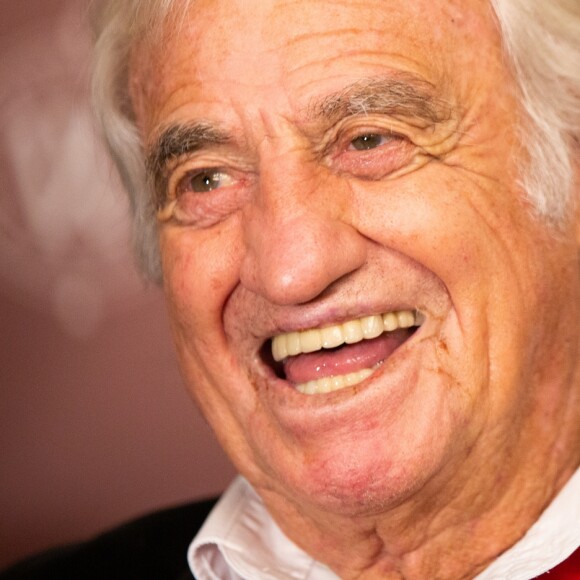 Jean-Paul Belmondo reçoit un Gant d'Or d'Honneur lors de la cérémonie des Gants d'Or à Bruxelles le 18 octobre 2019. De nombreux champions sont venu honorer l'acteur. Jean-Paul Belmondo reste souriant malgré une blessure à la jambe droite qui est plâtrée.