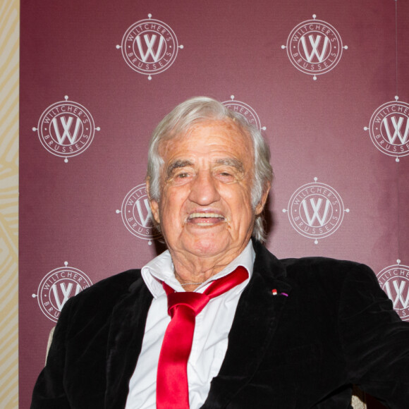 Jean-Paul Belmondo reçoit un Gant d'Or d'Honneur lors de la cérémonie des Gants d'Or à Bruxelles le 18 octobre 2019. De nombreux champions sont venu honorer l'acteur. Jean-Paul Belmondo reste souriant malgré une blessure à la jambe droite qui est plâtrée.