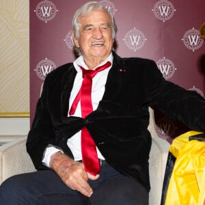 Jean-Paul Belmondo reçoit un Gant d'Or d'Honneur lors de la cérémonie des Gants d'Or à Bruxelles le 18 octobre 2019. De nombreux champions sont venu honorer l'acteur. Jean-Paul Belmondo reste souriant malgré une blessure à la jambe droite qui est plâtrée.