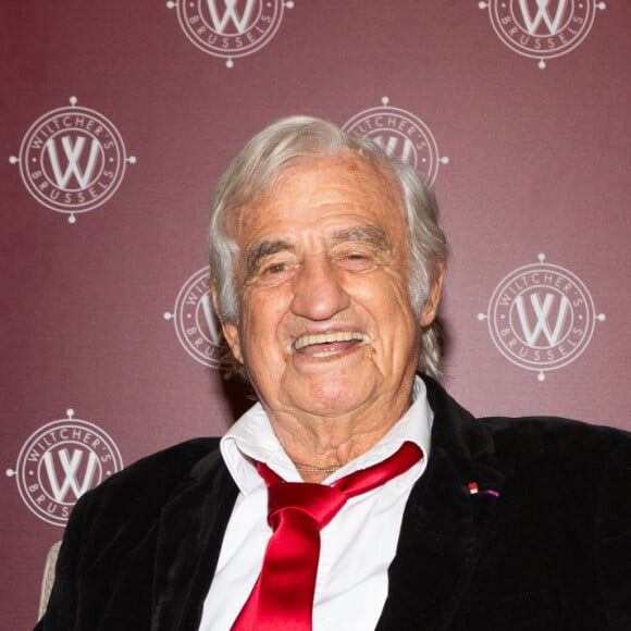 Jean-Paul Belmondo reçoit un Gant d'Or d'Honneur lors de la cérémonie des Gants d'Or à Bruxelles le 18 octobre 2019. De nombreux champions sont venu honorer l'acteur. Jean-Paul Belmondo reste souriant malgré une blessure à la jambe droite qui est plâtrée.