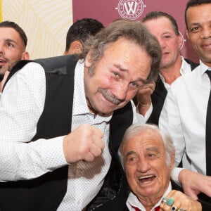 Jean-Pierre Coopman (ancien champion d'Europe des lourds qui a affronté Mohamed Ali en 1976) - Jean-Paul Belmondo reçoit un Gant d'Or d'Honneur lors de la cérémonie des Gants d'Or à Bruxelles le 18 octobre 2019. De nombreux champions sont venu honorer l'acteur. Jean-Paul Belmondo reste souriant malgré une blessure à la jambe droite qui est plâtrée.