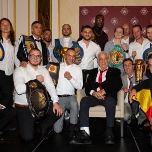 Jean-Paul Belmondo reçoit un Gant d'Or d'Honneur lors de la cérémonie des Gants d'Or à Bruxelles le 18 octobre 2019. De nombreux champions sont venu honorer l'acteur. Jean-Paul Belmondo reste souriant malgré une blessure à la jambe droite qui est plâtrée.