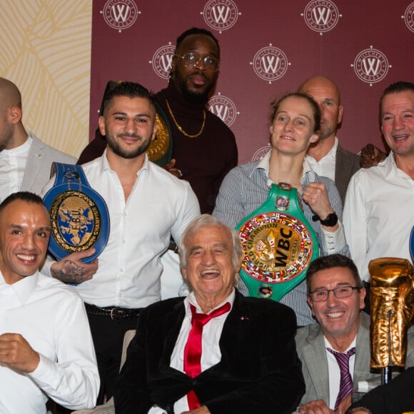 Jean-Paul Belmondo reçoit un Gant d'Or d'Honneur lors de la cérémonie des Gants d'Or à Bruxelles le 18 octobre 2019. De nombreux champions sont venu honorer l'acteur. Jean-Paul Belmondo reste souriant malgré une blessure à la jambe droite qui est plâtrée.