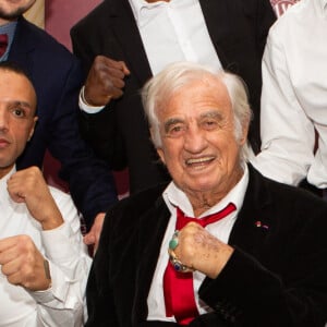 Jean-Paul Belmondo reçoit un Gant d'Or d'Honneur lors de la cérémonie des Gants d'Or à Bruxelles le 18 octobre 2019. De nombreux champions sont venu honorer l'acteur. Jean-Paul Belmondo reste souriant malgré une blessure à la jambe droite qui est plâtrée.