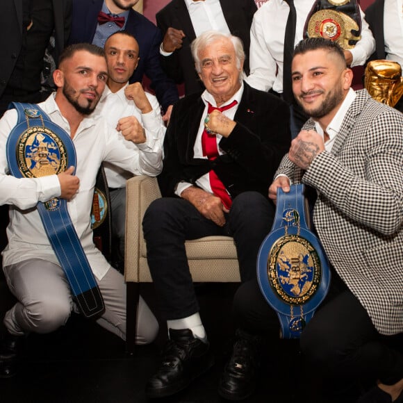 Jean-Paul Belmondo reçoit un Gant d'Or d'Honneur lors de la cérémonie des Gants d'Or à Bruxelles le 18 octobre 2019. De nombreux champions sont venu honorer l'acteur. Jean-Paul Belmondo reste souriant malgré une blessure à la jambe droite qui est plâtrée.