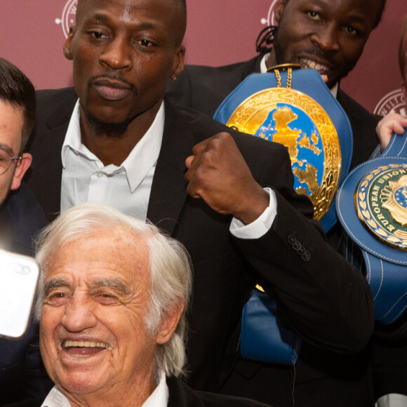 Jean-Paul Belmondo reçoit un Gant d'Or d'Honneur lors de la cérémonie des Gants d'Or à Bruxelles le 18 octobre 2019. De nombreux champions sont venu honorer l'acteur. Jean-Paul Belmondo reste souriant malgré une blessure à la jambe droite qui est plâtrée.
