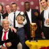 Jean-Paul Belmondo reçoit un Gant d'Or d'Honneur lors de la cérémonie des Gants d'Or à Bruxelles le 18 octobre 2019. De nombreux champions sont venu honorer l'acteur. Jean-Paul Belmondo reste souriant malgré une blessure à la jambe droite qui est plâtrée.