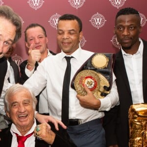 Jean-Pierre Coopman (ancien champion d'Europe des lourds qui a affronté Mohamed Ali en 1976) - Jean-Paul Belmondo reçoit un Gant d'Or d'Honneur lors de la cérémonie des Gants d'Or à Bruxelles le 18 octobre 2019. De nombreux champions sont venu honorer l'acteur. Jean-Paul Belmondo reste souriant malgré une blessure à la jambe droite qui est plâtrée.