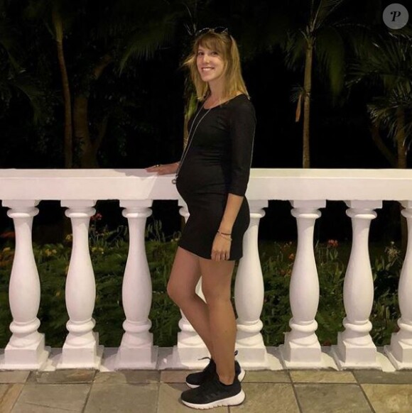Léa François dévoile son baby bump en vacances, sur Instagram le 21 octobre 2019.