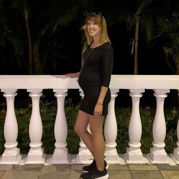 Léa François dévoile son baby bump en vacances, sur Instagram le 21 octobre 2019.