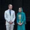 Le prince William, duc de Cambridge, et Kate Middleton, duchesse de Cambridge, à la sortie de la visite de la mosquée "Badshahi" à Lahore, le 17 octobre 2019.