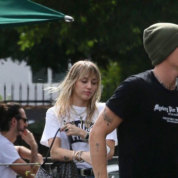Miley Cyrus et son compagnon Cody Simpson dans les rues de Los Angeles Le 19 octobre 2019